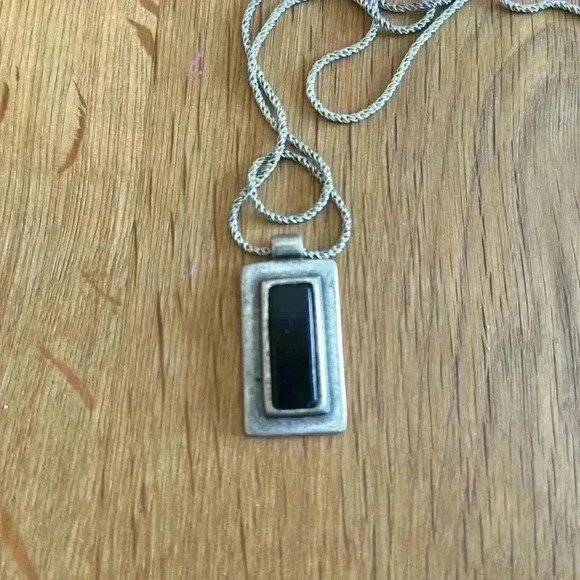 NY & CO vintage silver tone necklace and rectangular pendant with black stone. - Picture 3 of 4